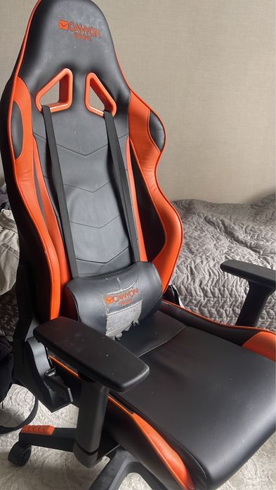Игровое кресло и гантели.