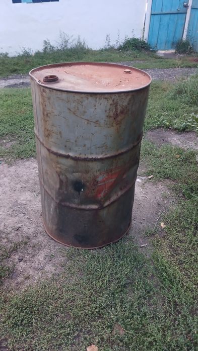 Продам бочку 200 литров целая и чистая