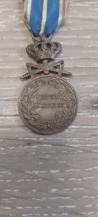 Medalia Serviciu Credincios clasa a III a , model 1938 cu spade .