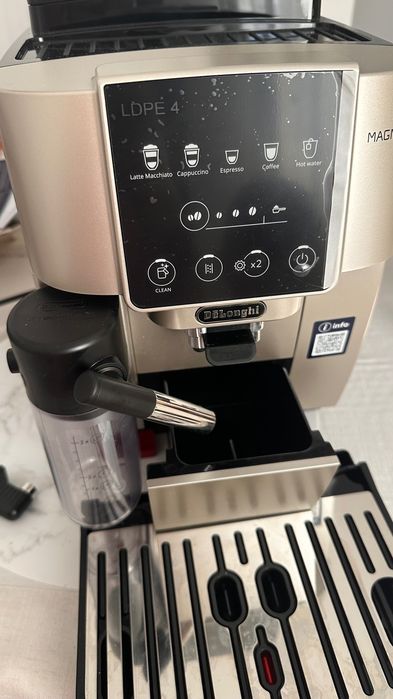 Expresor nou delonghi