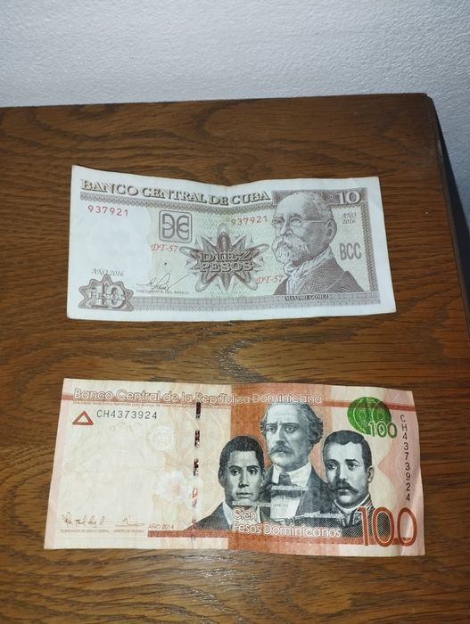 Vând bancnote ultimele două sunt cadou, pentru ce-i care vin după ele