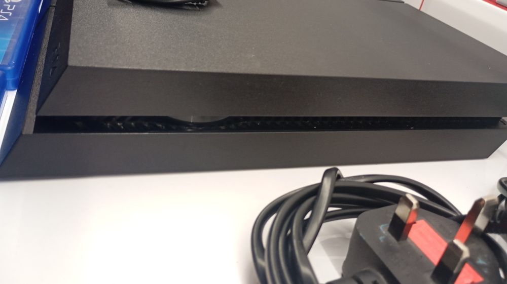 PS4 fat 1TB + 5 игри