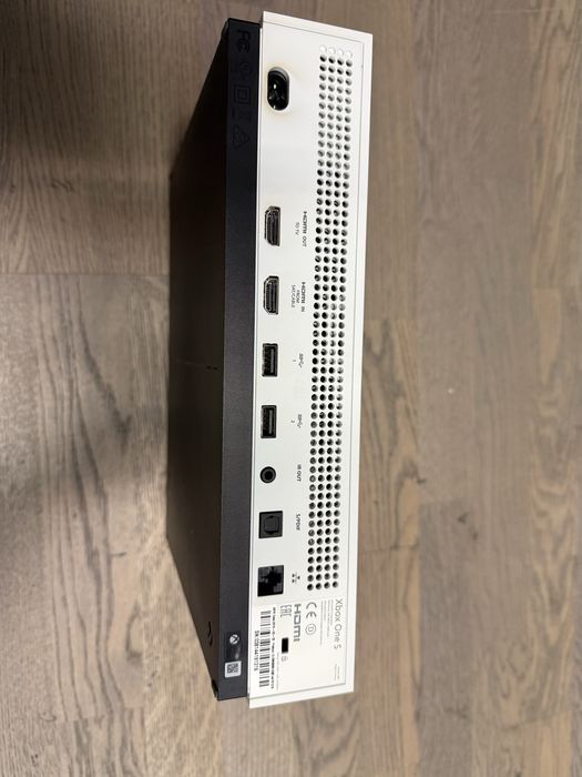 Xbox One S (1TB) + 2 controllere