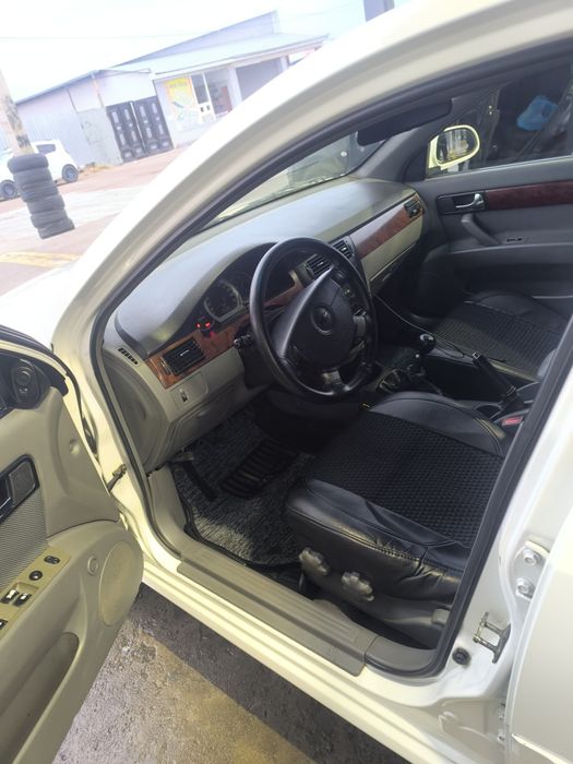 Lacetti 1.8 sotiladi