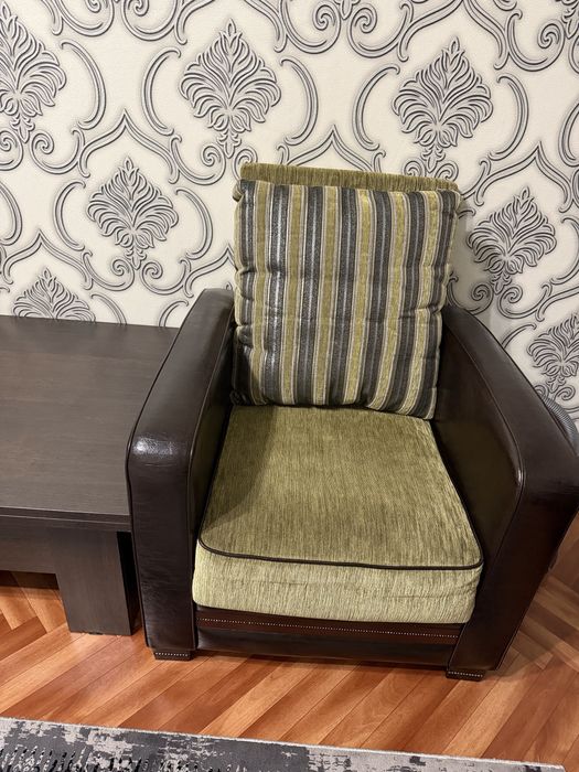 Кожанные кресла и стол