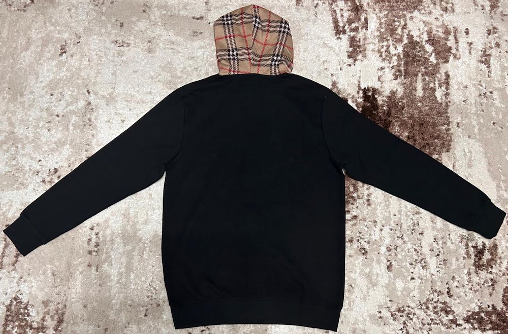 Vând compleu nou de bărbați Burberry