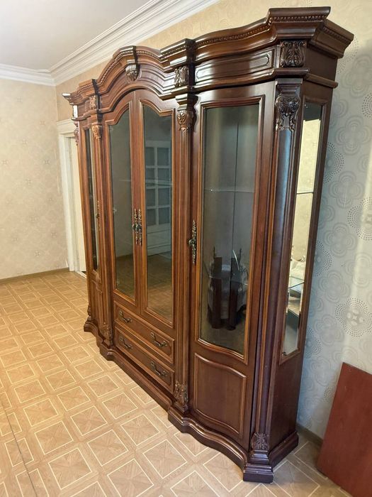 Мебел сотилади. Сервант стенка.