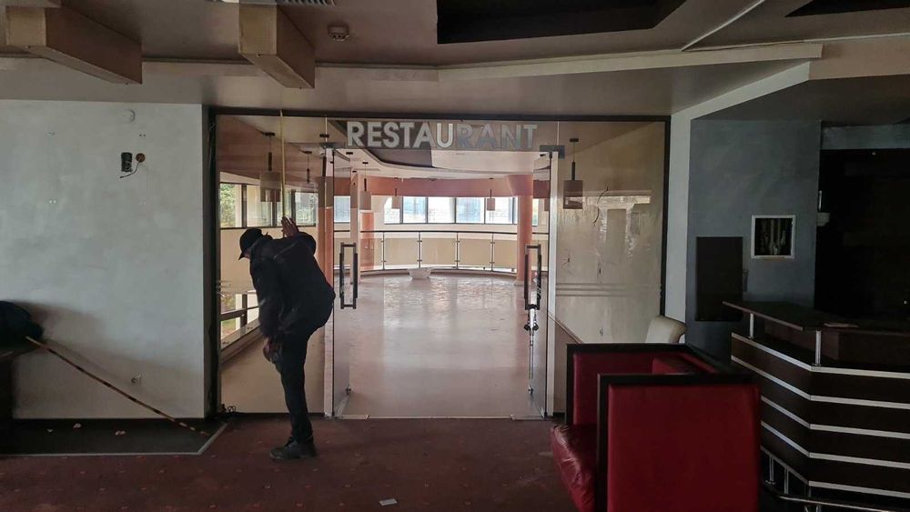 Продавам алуминиеви витрини с врати закалено стъкло – 5 различни комп.