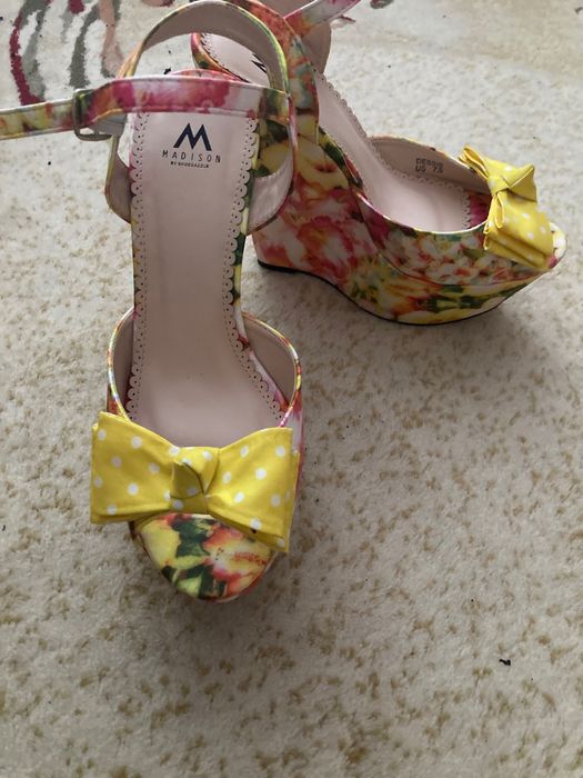 Летни обувки на платформа