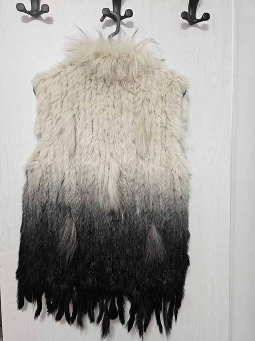 Vesta blana naturala pe material tricotat