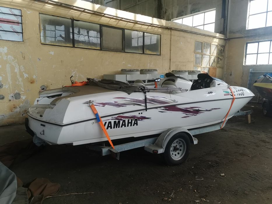 Лодка Yamaha 270 с колесар