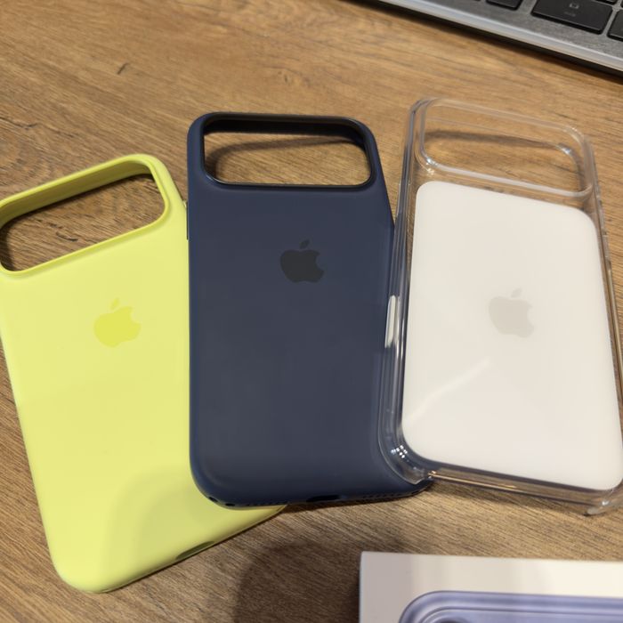 iPhone 17 Pro Max 256GB Deep Blue + оригинални калъфи и аксесоари