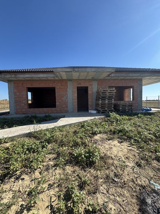 Vand casa la rosu