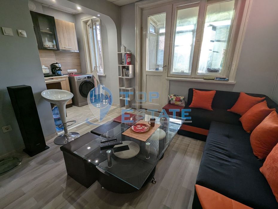 Двустаен тухлен апартамент на комуникативна улица в квартал Гарата, г