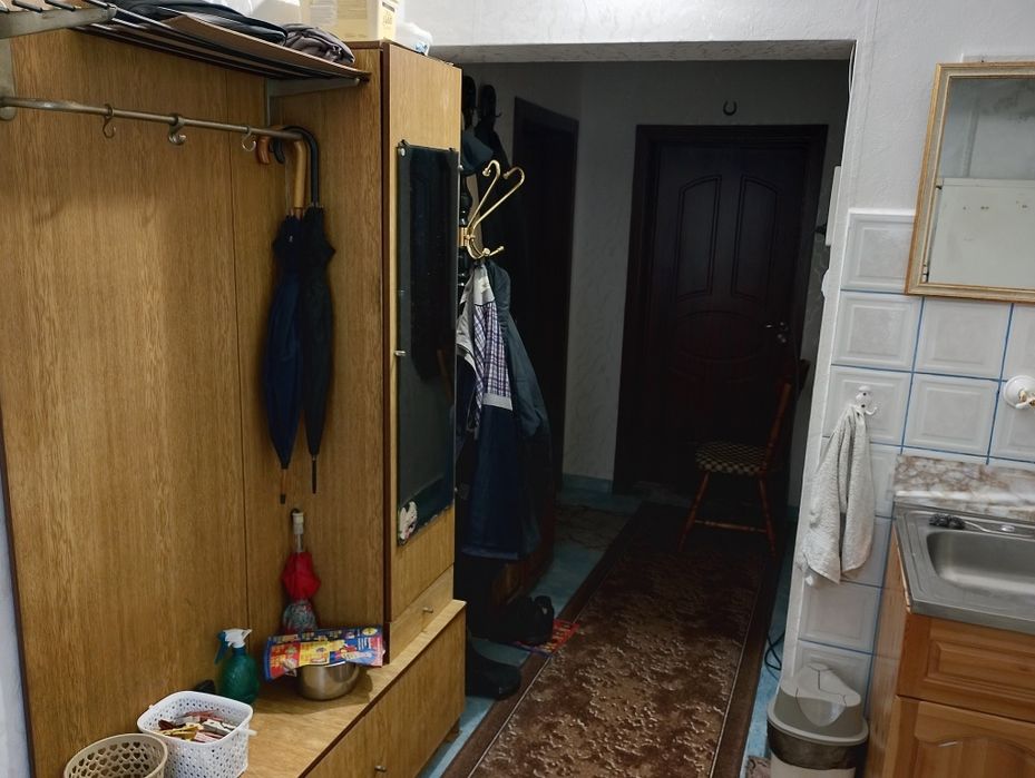 продавам солидна къща с гараж 2 мазета и допълн. къща с алея и веранда