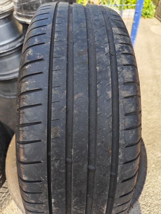 Vând două anvelope