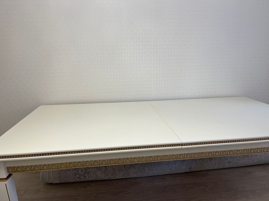 Продаю стол в гостининную