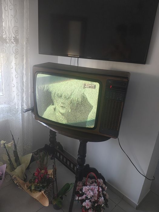 Televizor vechi din lemn cu tub, Philips,functional