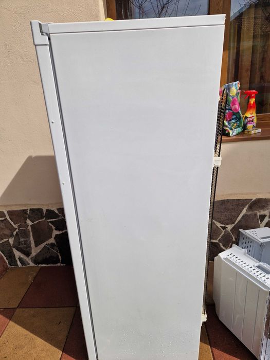 Vând congelator Arctic