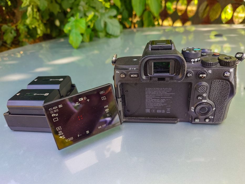 Sony a7IV фотоапарат, с батерии и зарядни
