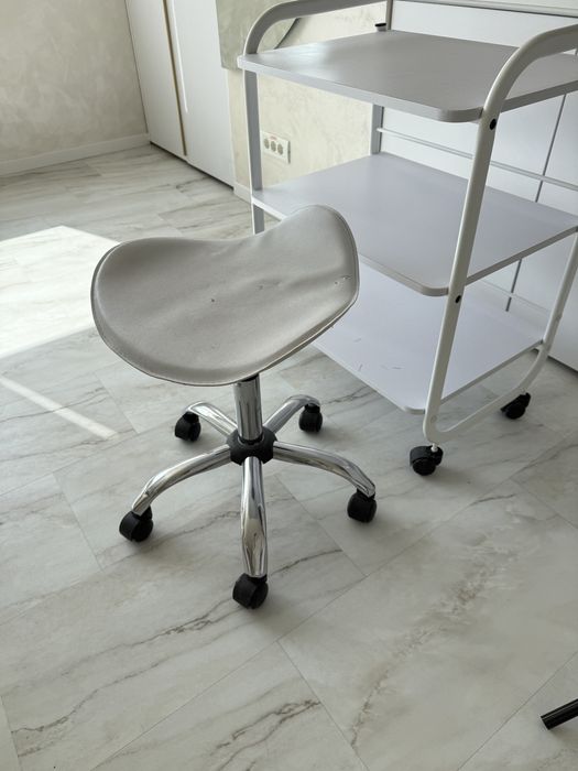 Masa si scaun pentru salon