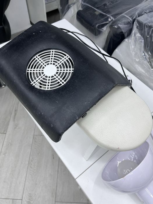 Маникюрный стол в комплекте