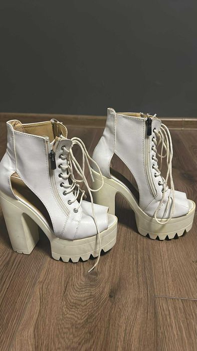 Бели токчета на платформа 37 номер