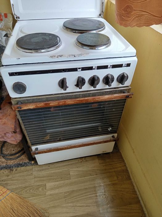 Продавам готварска печка с три котлона