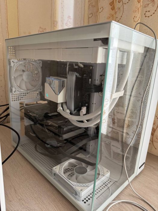 Kompyuter case trading va o’yin uchun yeg’ilingan 8 ta monitor ko’tara