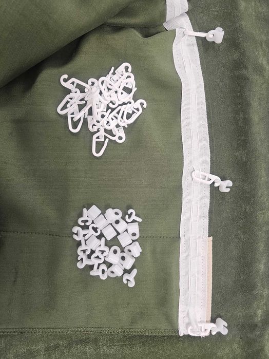 Зелени пердета за камиони с кожена лента и кукички тип холандско чело