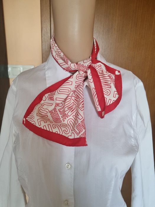 Копринен шал(фишу) на бранда Love Moschino