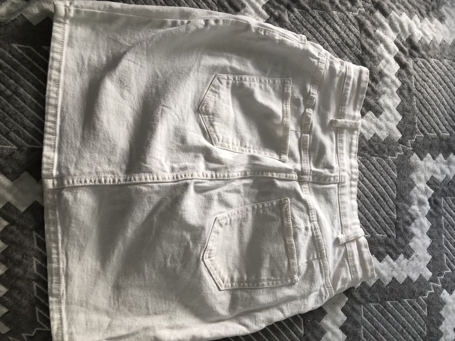 Джинсовая юбка белого цвета.