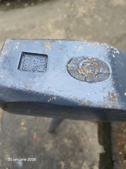 Vând ciocan sau baros