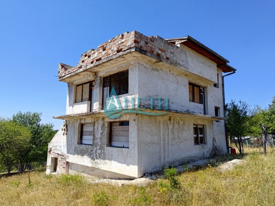 Масивна къща 144м2 с двор 600м2 и гараж 33м2 в с.Подгумер,