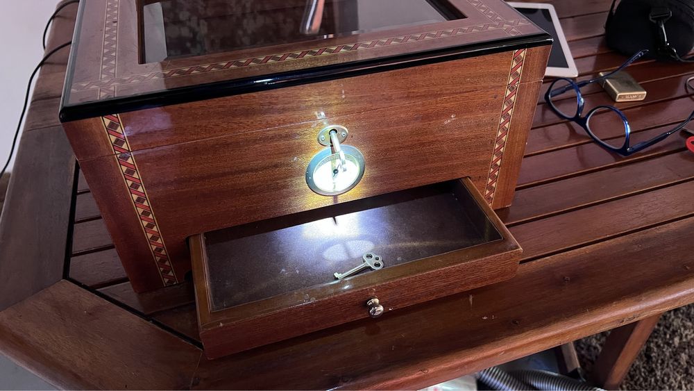 Humidor Trabucuri cu capac de sticla.
