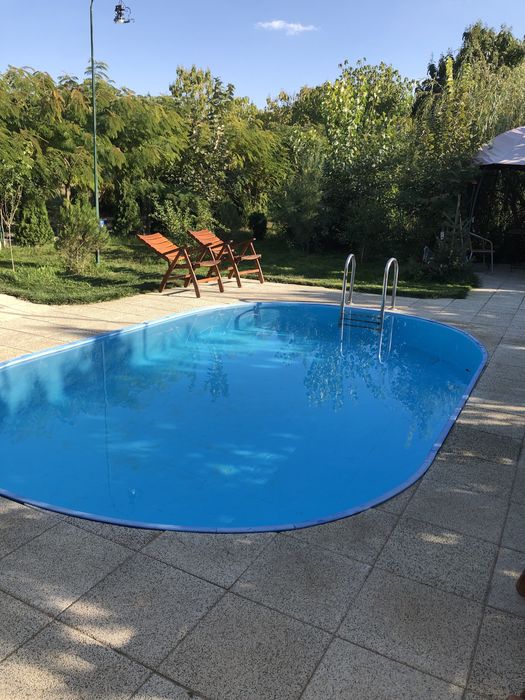 Vand casa cu piscina pe un teren de 50de arii adica 5000 metri patrati
