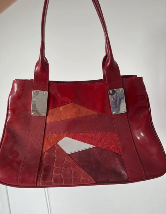 Geantă lucioasă rosie de piele