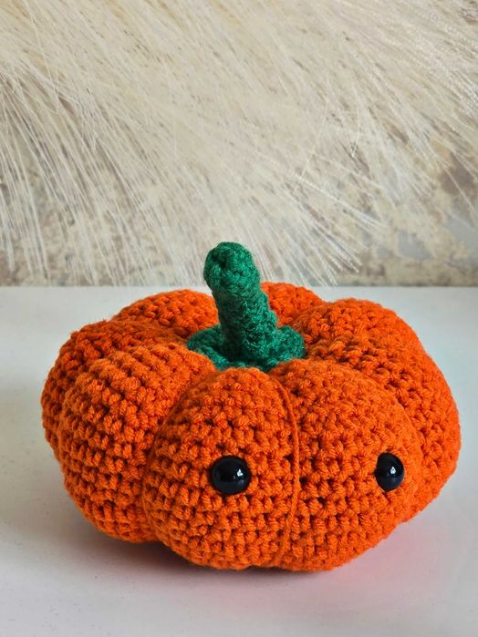 Ръчно плетена тиквичка с вещерска шапчица за Хелоуин – есенен вайб
