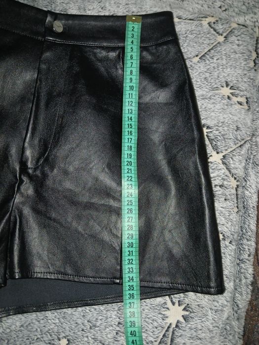 Pantaloni scurti din imitație piele