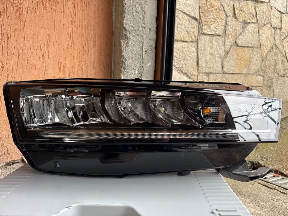 Оригинален десен фар за Skoda Шкода Octavia Октавия 4 5E4941016