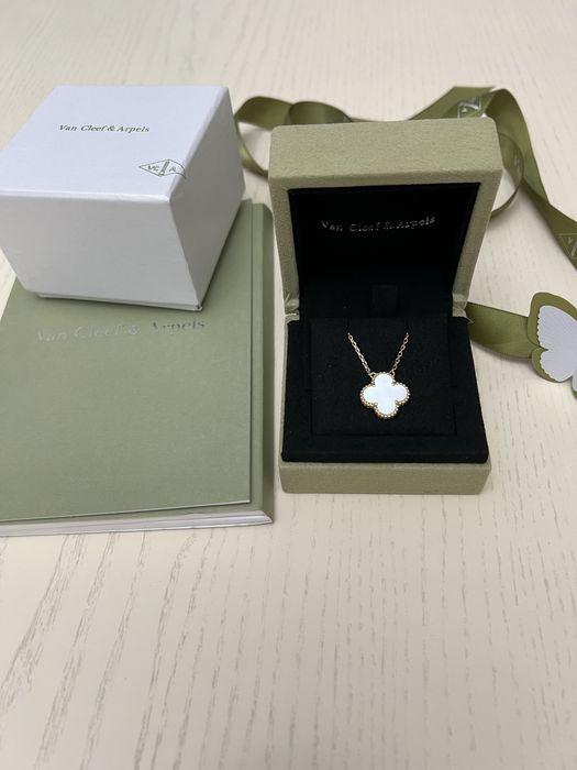 Золотая цепь с кулоном