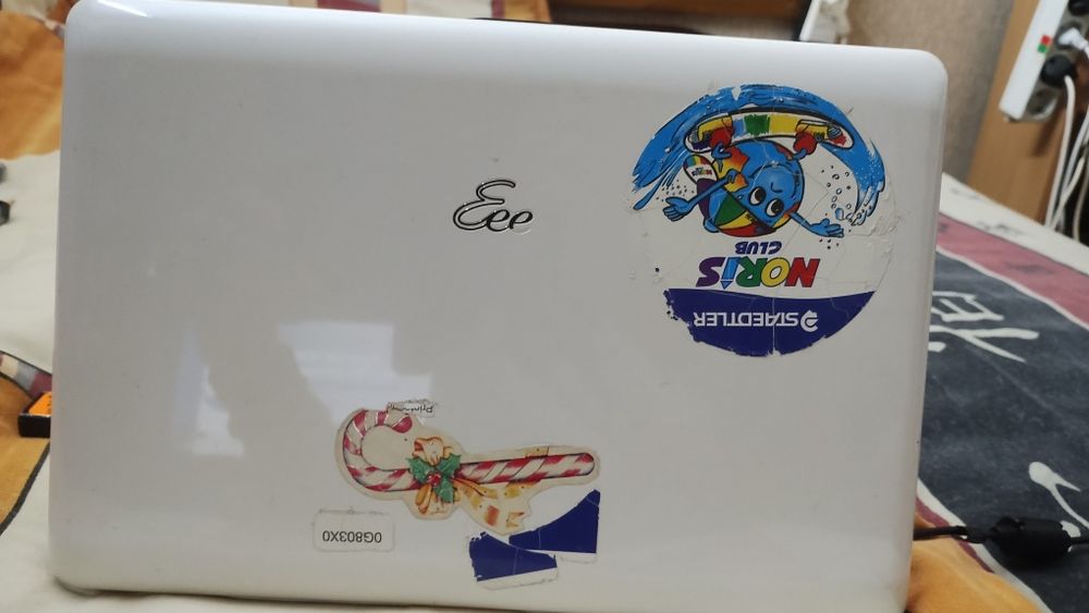 Малък лаптоп"АСУС" в отлично състояние,с вградена камера.