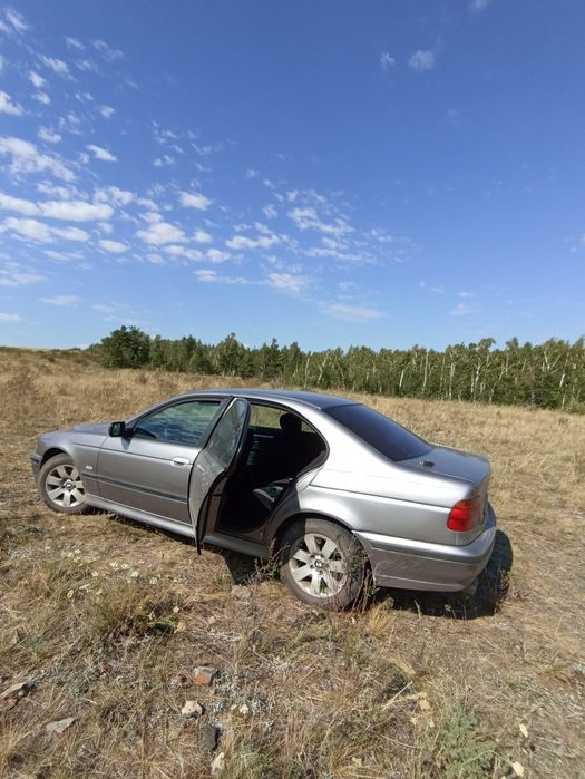 Автомобиль бмв520 е39