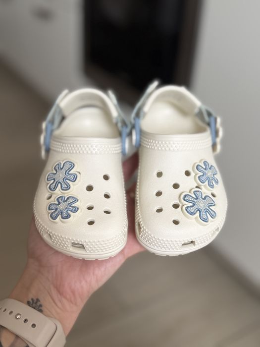 Crocs Classic Denim Flower Adjustable Backstrap Clog Toddler, цвят Summit White