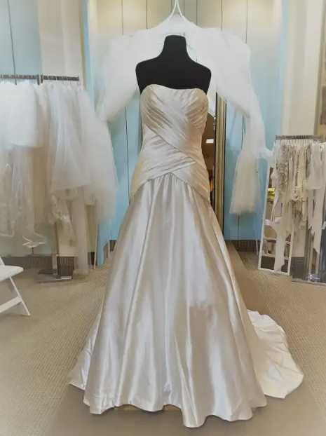 Сватбена рокля Lillian West -- бутикова, високо качество