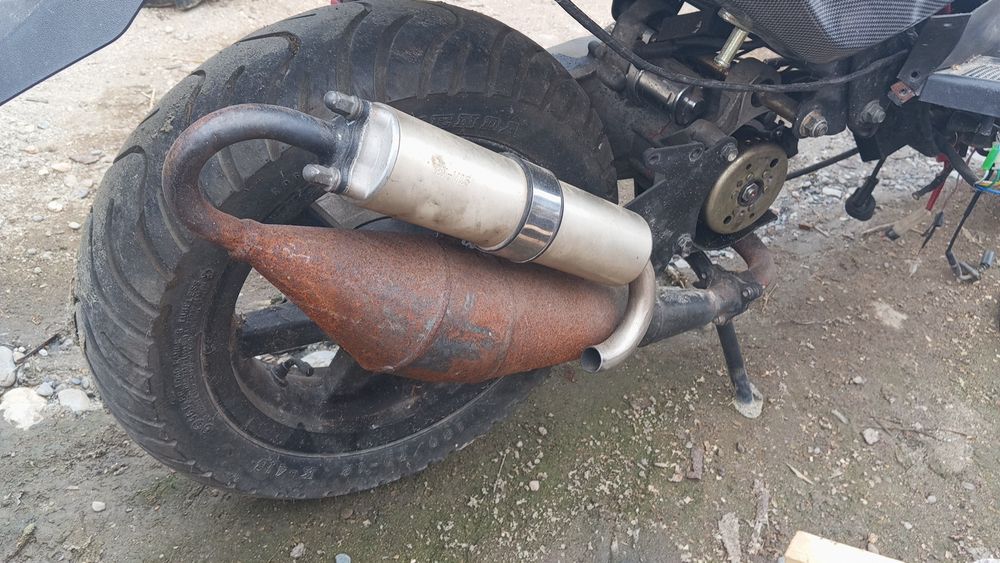 Vând scuter 80cc 2t de piese,sau dacă puneți set pe el e functional
