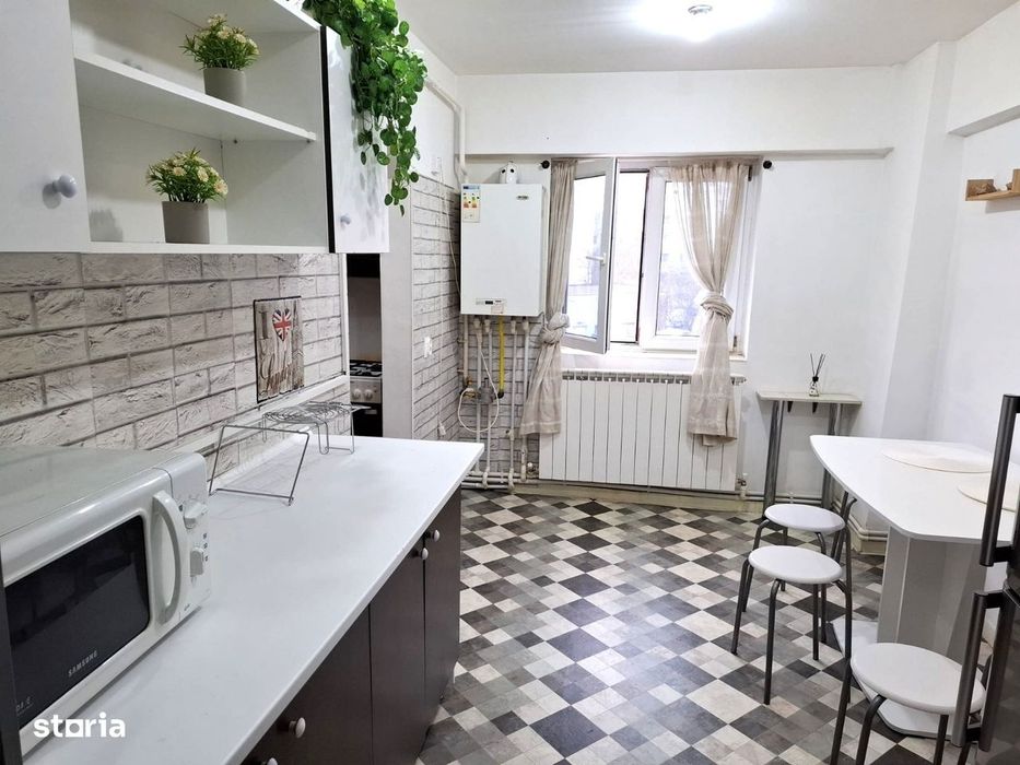 apartament 2 camere , etaj 1, zona Mall , mobilat