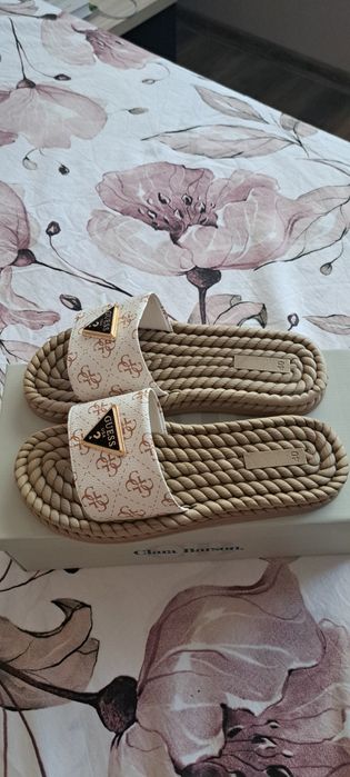 Нови чехли Guess в многоцветен десен. Стилни и удобни за лятото.