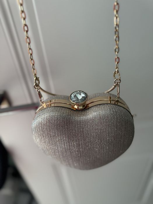 Клатч блестящий, смотрится очень красиво