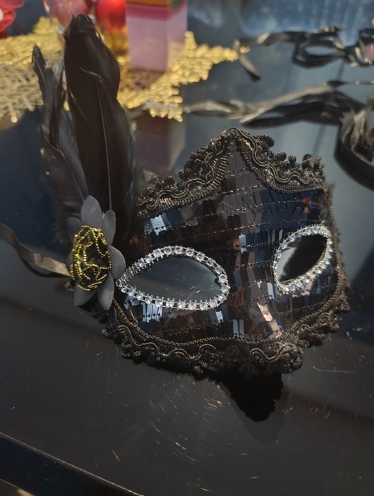 Женская карнавальная маска в черном цвете